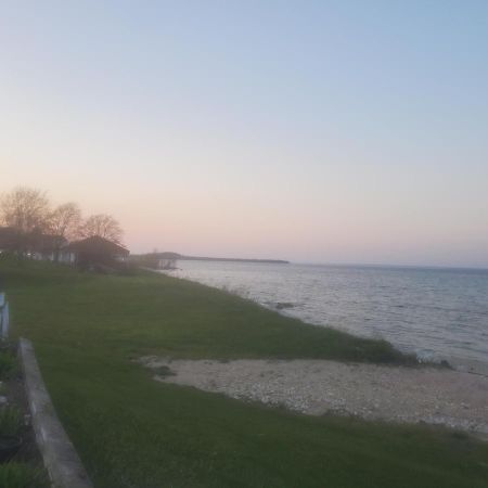 Bayview Lakefront Inn Saint Ignace Exterior foto