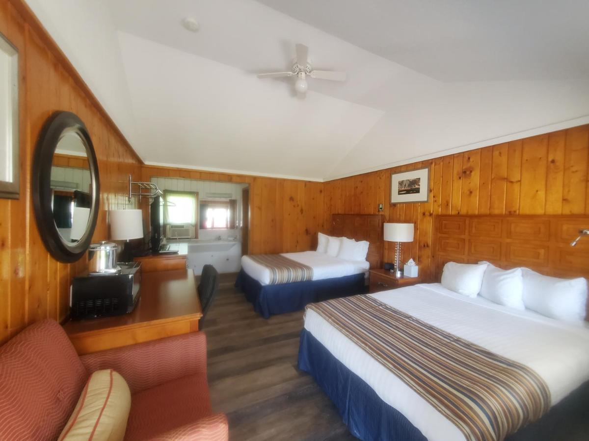 Bayview Lakefront Inn Saint Ignace Exterior foto