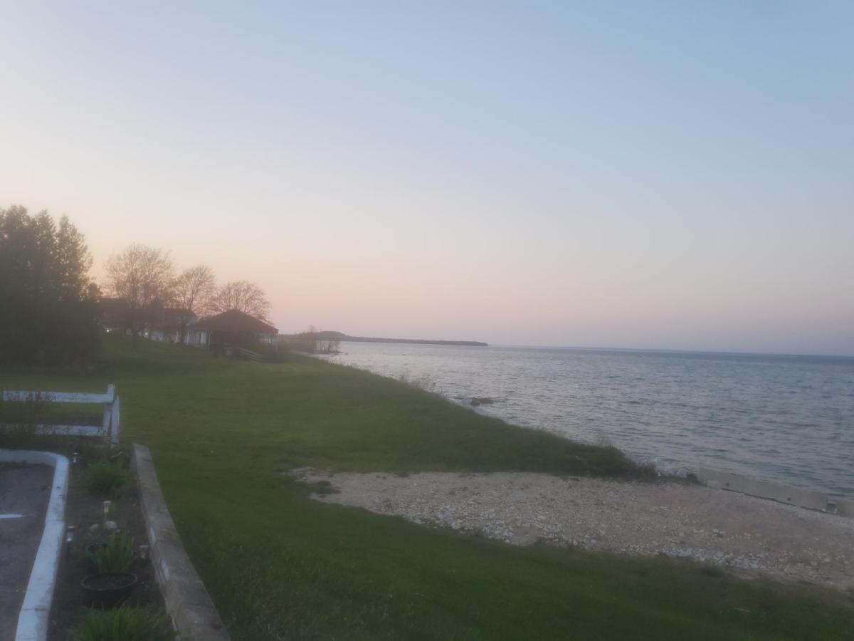 Bayview Lakefront Inn Saint Ignace Exterior foto