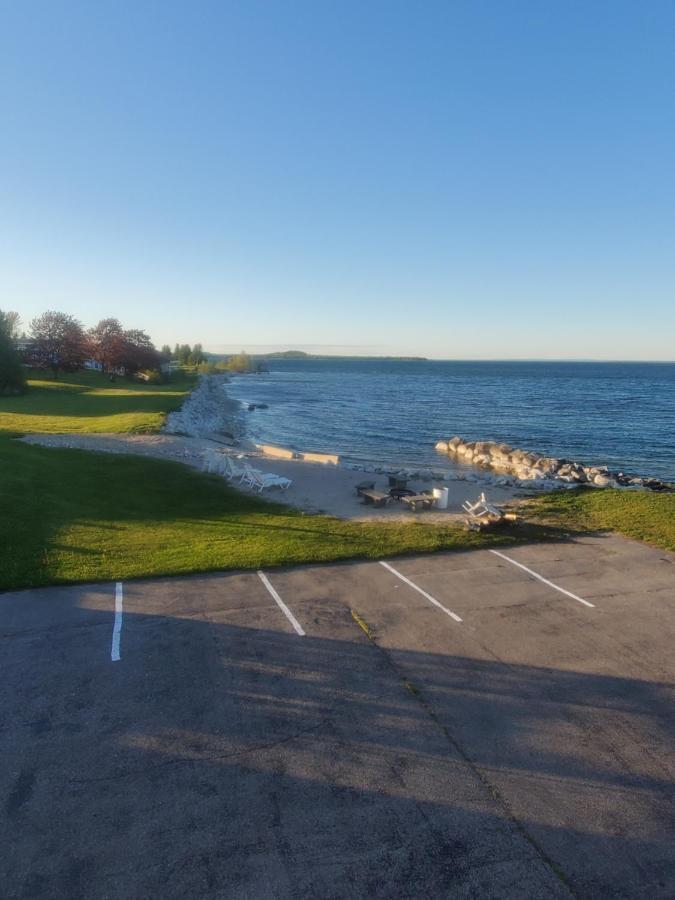 Bayview Lakefront Inn Saint Ignace Exterior foto