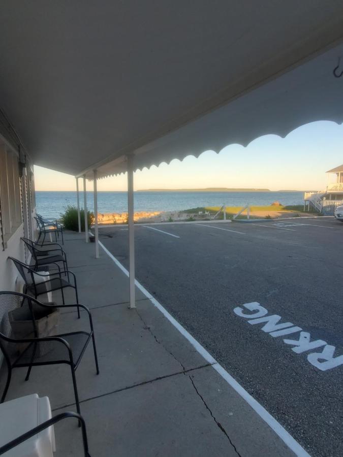 Bayview Lakefront Inn Saint Ignace Exterior foto